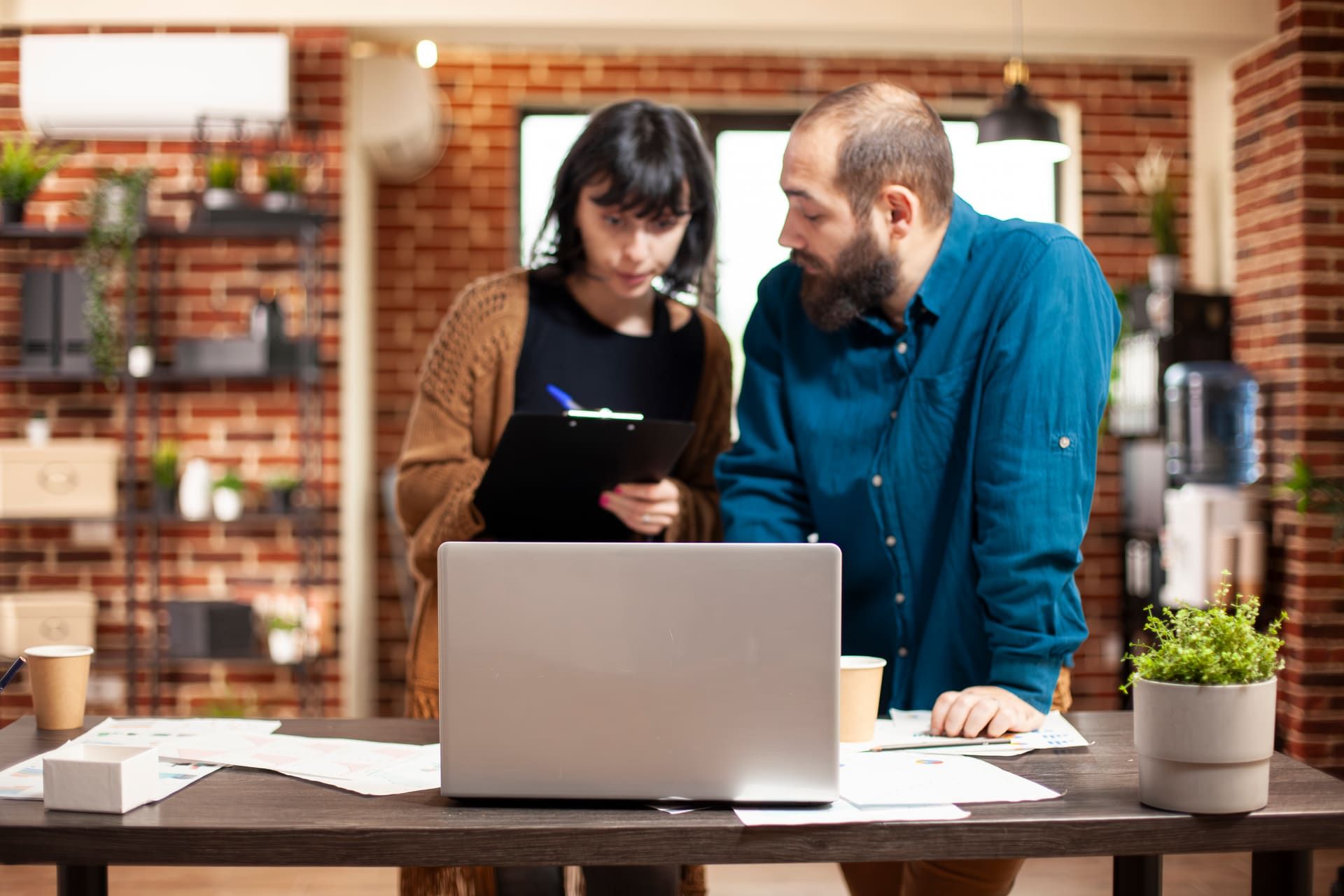 Marketing and sales team aligning on HubSpot workflows