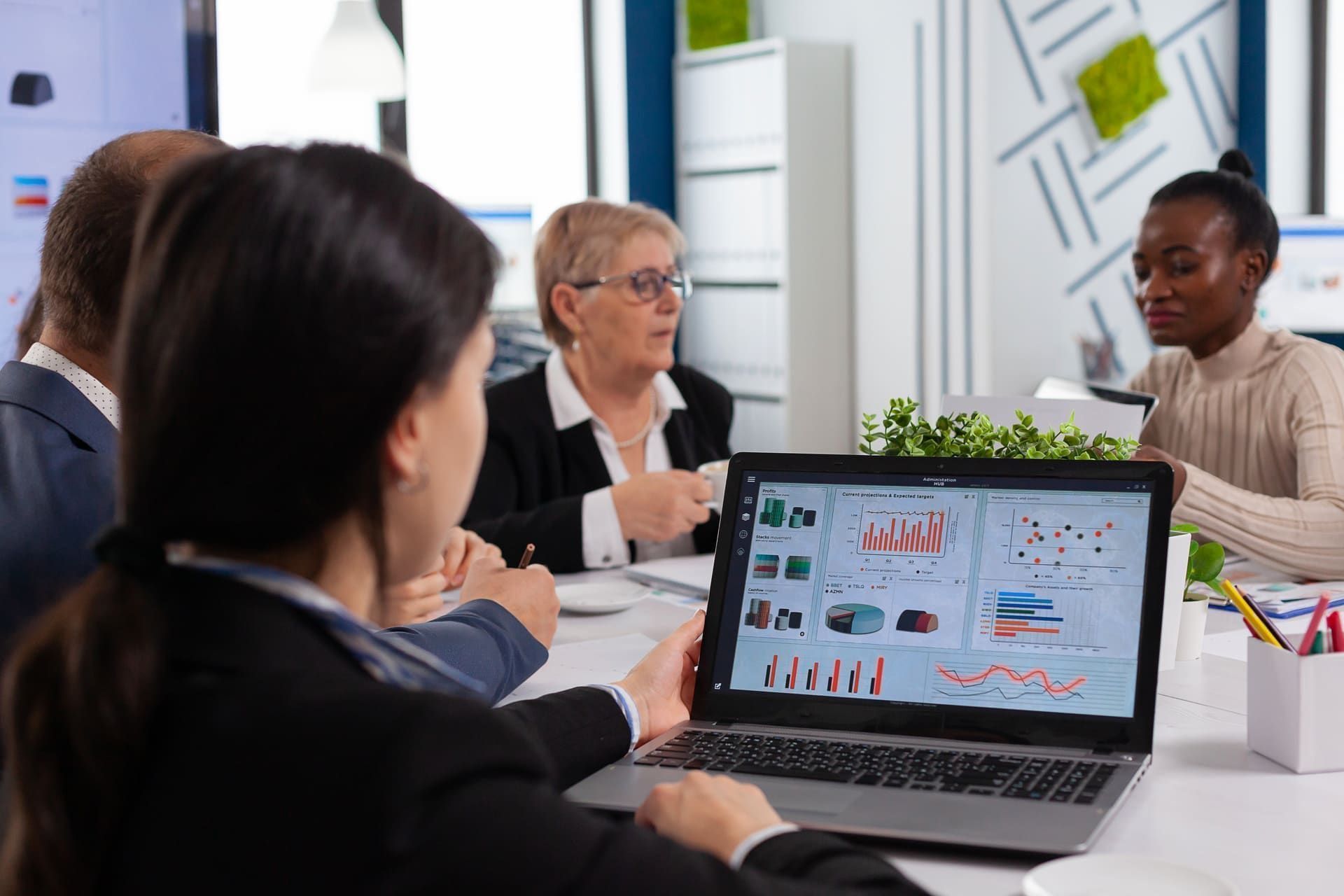 Team reviewing HubSpot pipeline on a laptop