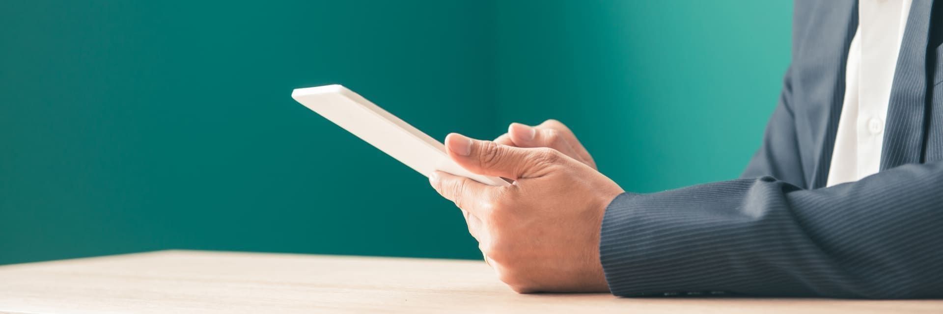 Agent managing an omnichannel inbox on a tablet